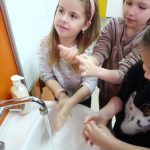 „Szkoła mycia rąk Elli i Maxa”